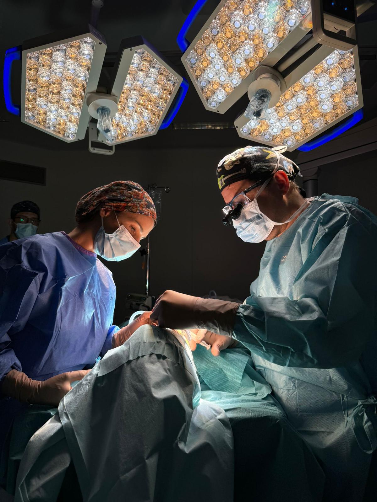Dr. Artur Díaz Carandell performing a rhinoplasty in the operating room